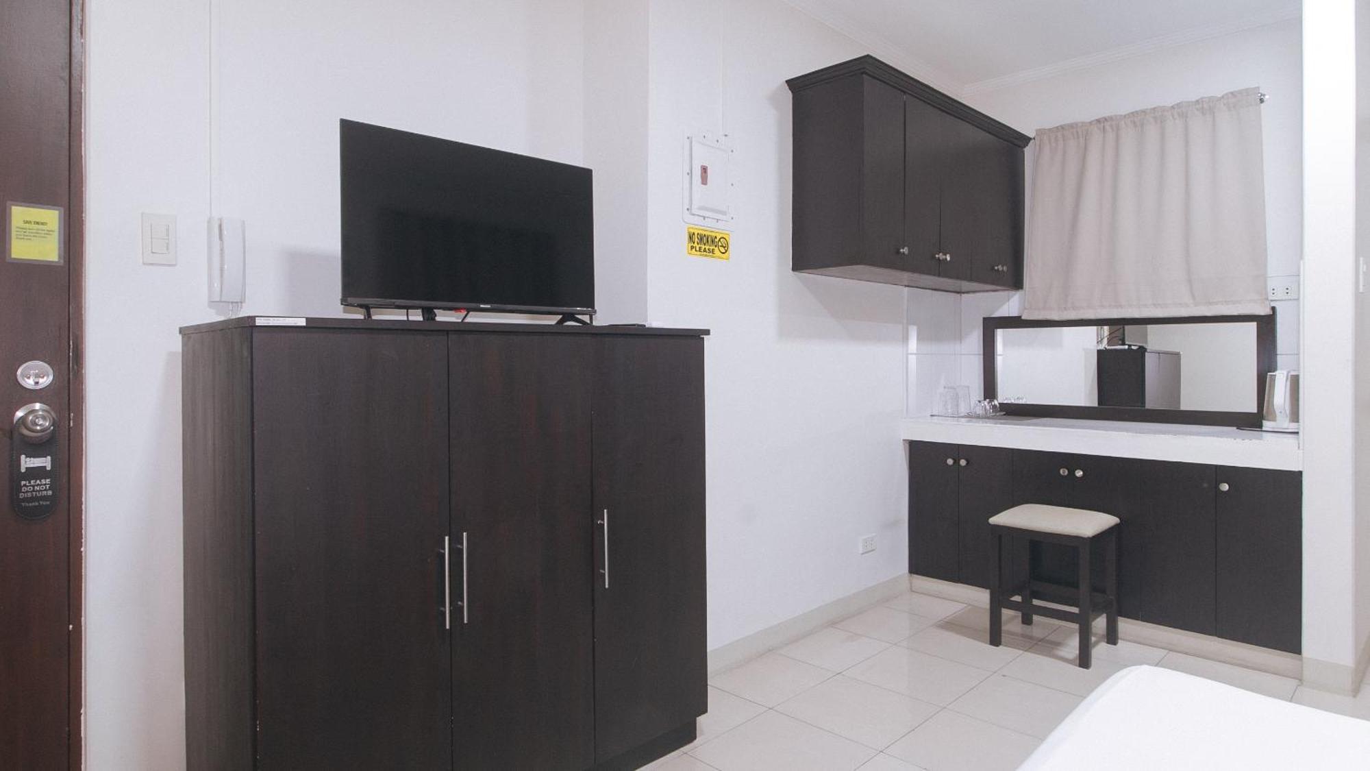 Urbanview At Evangelista Street Makati Makati City Екстериор снимка