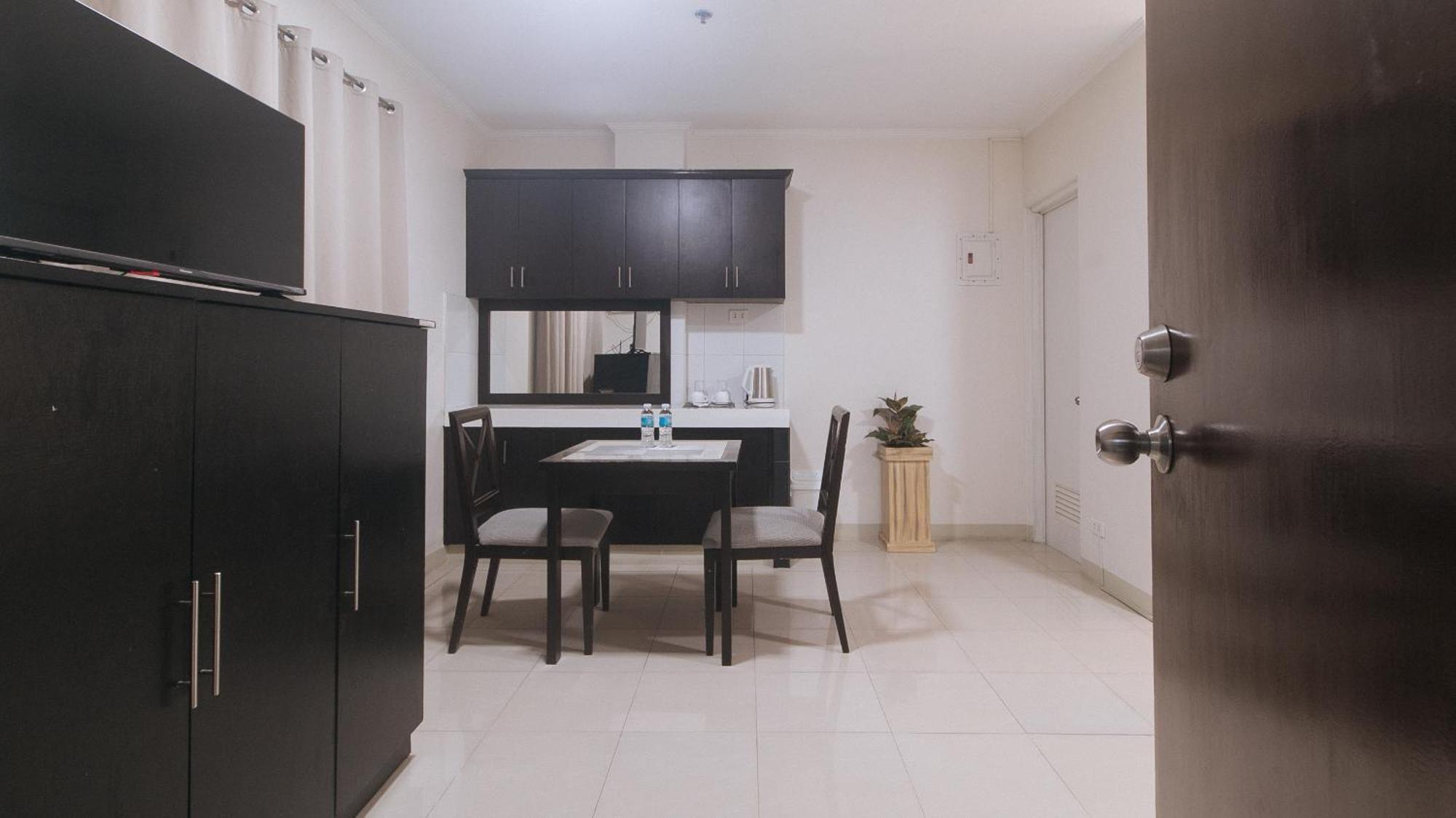 Urbanview At Evangelista Street Makati Makati City Екстериор снимка