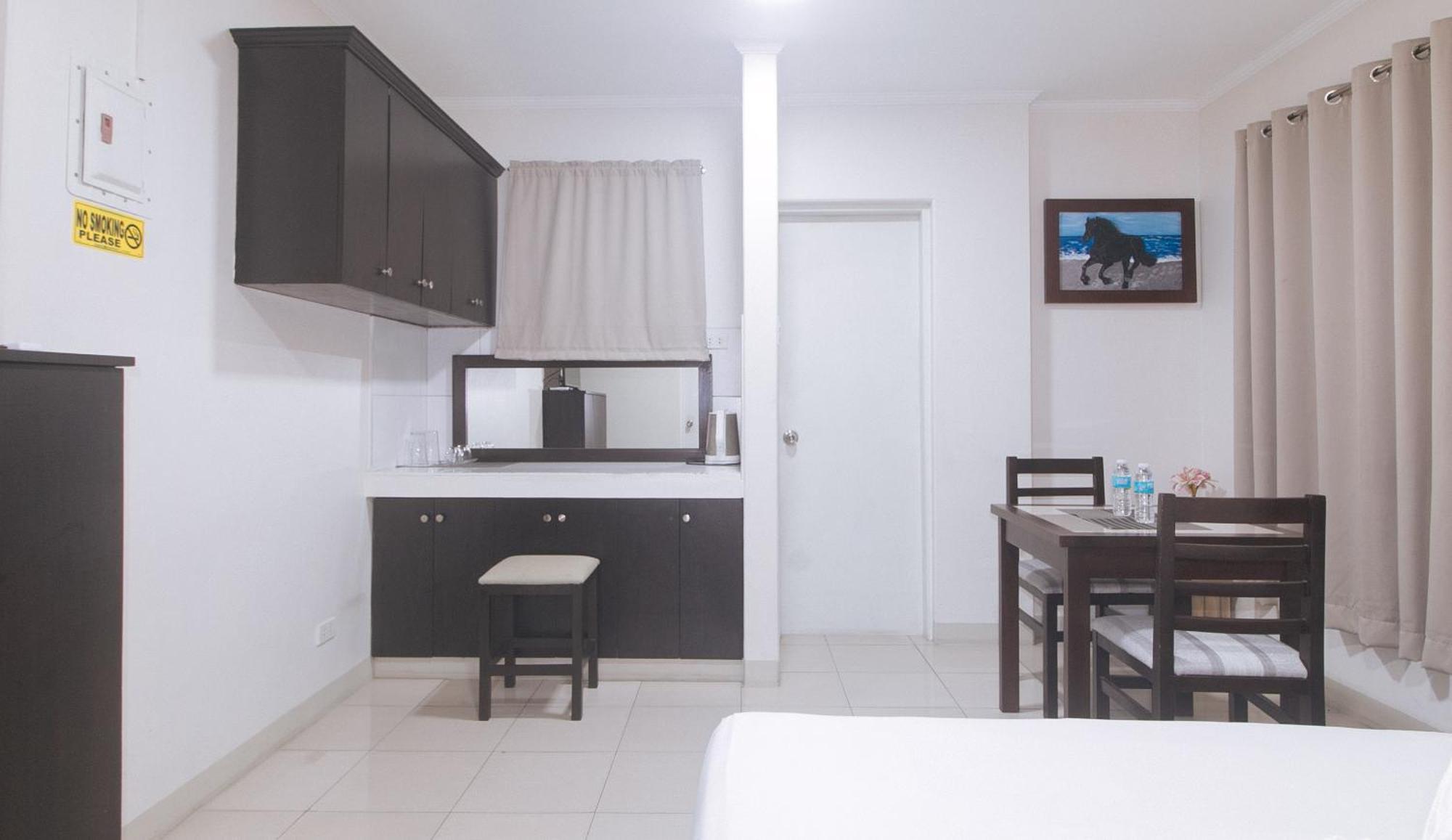 Urbanview At Evangelista Street Makati Makati City Екстериор снимка